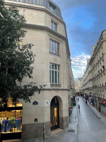 un bâtiment dans une rue d'une ville dans l'établissement Parisian Mona Lisa Studio - Heart of Paris, à Paris