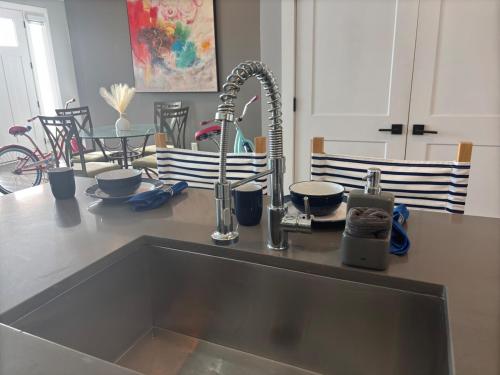 eine Küchentheke mit Spüle und Spüle in der Unterkunft Luxury 2BR Gated Community Pets Parking in Greenville