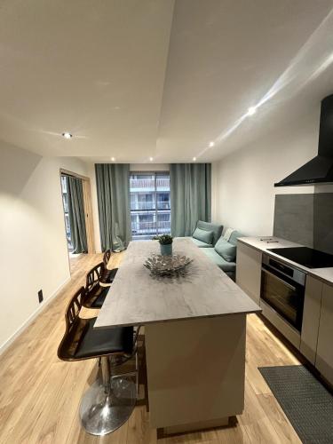 une cuisine et un salon avec une table et un canapé dans l'établissement Appartement coeur de Cannes, à Cannes