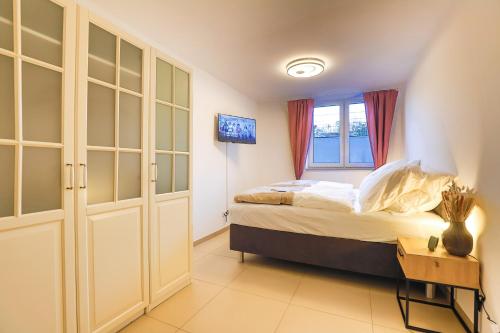 a bedroom with a bed and a window at Perle der Wetterau - Smart TV - 3 Zimmer - Parkplatz in Butzbach