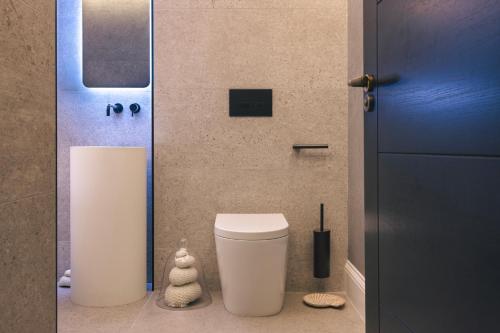 a bathroom with a white toilet in a room at The Retreat in Penruddock