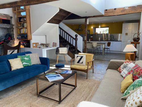 un salon avec un canapé bleu et une table dans l'établissement Chez Castagné, à Issor