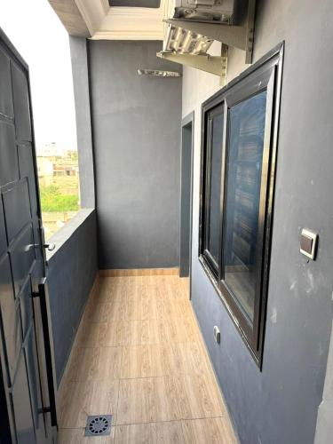 a room with a large window and a wooden floor at Smart Residences Apart Go in Cotonou