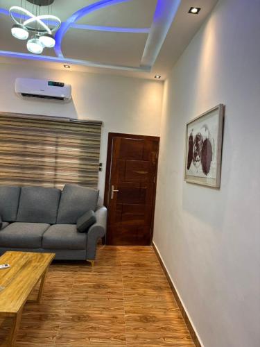 a living room with a couch and a table at Smart Residences Apart Go in Cotonou