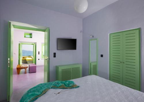 Caldera's Bliss Suitesにあるベッド