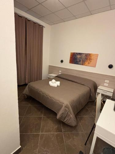 una camera da letto con un letto e un quadro sul muro di Hotel Nazionale a Firenze