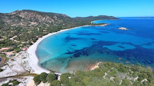 - une vue aérienne sur une plage d'eau bleue dans l'établissement Villa Rossa Palombaggia T4, à Porto-Vecchio