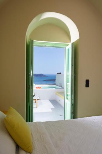 Caldera's Bliss Suitesにあるベッド