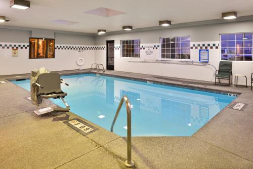Holiday Inn Express Hotel & Suites Portland - Jantzen Beach, an IHG Hotel Image