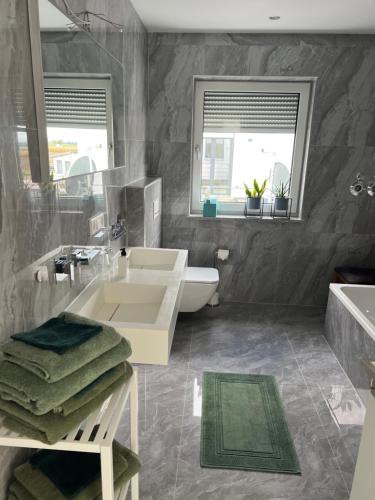 O baie la Haus Villa-Moderne 3 Zimmer Ferienwohnung in Wallersdorf-Haidlfing