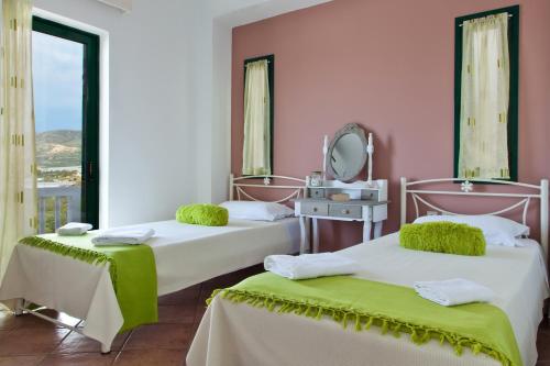 Giường trong phòng chung tại Villa Smaragdi