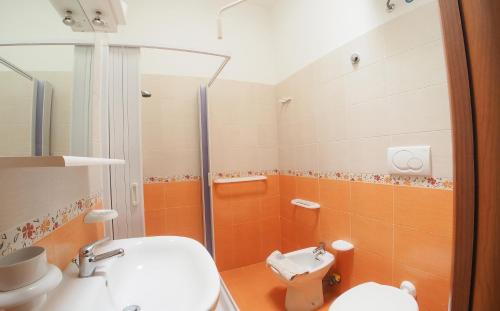a bathroom with a toilet and a sink and a shower at Imperatrice Rent Room - Porto Cesareo in Torre Squillace