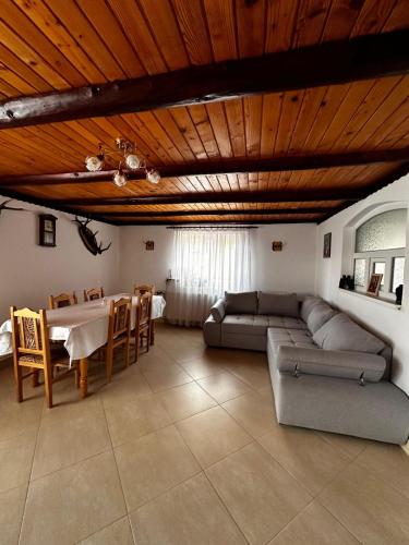un soggiorno con un divano e un tavolo di Dor de munte a Măgura