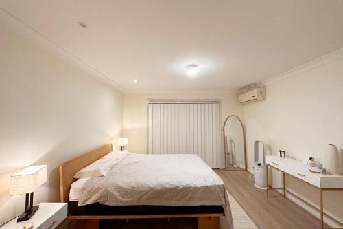 Postel nebo postele na pokoji v ubytování 3BR family home, townhouse with free community pool and tennis court access