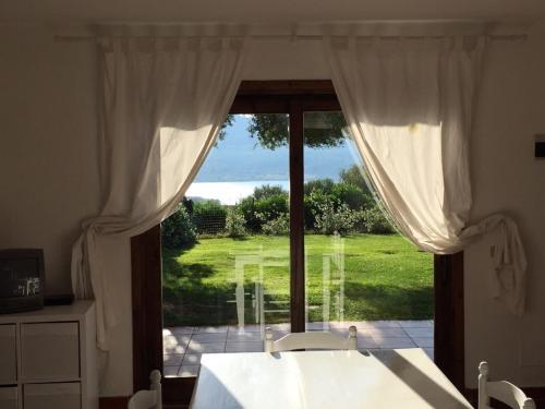 ポルト・ロトンドにあるResidenza Costasmeraldinaの窓から海の景色を望む客室です。