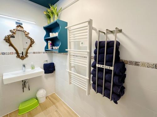 een badkamer met een wastafel en een spiegel bij Le Chevrefeuille chambres d'hotes et gîtes de charme in Meyrals