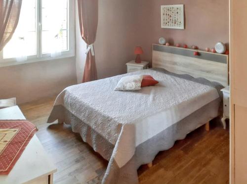 sypialnia z łóżkiem z czerwoną poduszką w obiekcie Villa spacieuse à Chandolas avec piscine privée w mieście Chandolas
