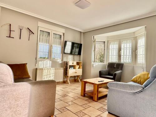 a living room with two chairs and a table at La Casa de Praves in Praves