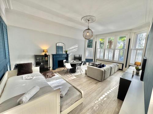 duży salon z łóżkiem i kanapą w obiekcie Spacious Bournemouth Apartment - Close to Town Centre and Beach - Free Parking - Sleeps 6 w Bournemouth