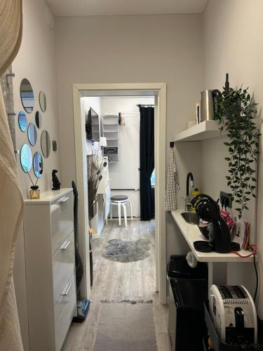 eine Küche mit Spüle und Arbeitsplatte in der Unterkunft Studio Belaj in Celje