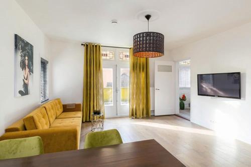 a living room with a couch and a television at Eindhoven City Suites Hertogstraat C Modern 2P in Eindhoven