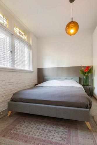 a bedroom with a large bed in a room at Eindhoven City Suites Hertogstraat C Modern 2P in Eindhoven