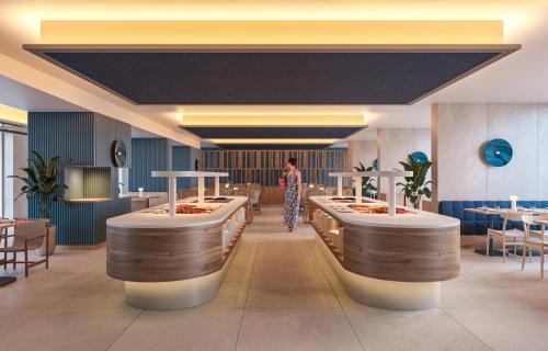 eine Darstellung eines Restaurants mit Tischen und einer Frau in der Unterkunft The Editory Ocean Way Funchal in Funchal