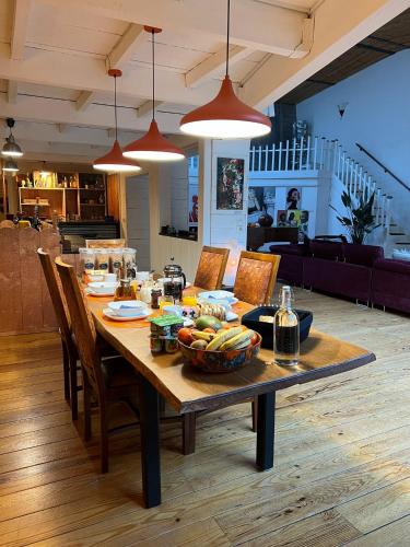 een eettafel met een fruitschaal erop bij Chez Ventura in Barjols