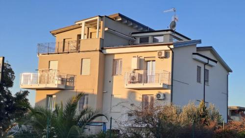 budynek z balkonami po jego stronie w obiekcie Casa Giardino sul Mare w mieście Grottammare