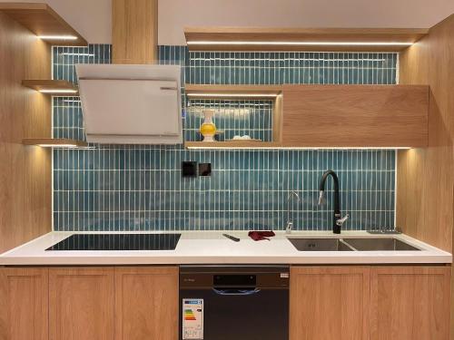 une cuisine avec un évier et un plan de travail dans l'établissement HT Sea Villa - 7 Bed Rooms, à Hạ Long