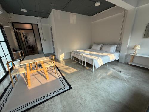 een slaapkamer met een bed en een tafel erin bij XX Yellow Place Sukhumvit soi 2 - BTS Nana เยลโล่ เพลส บีทีเอส นานา in Bangkok