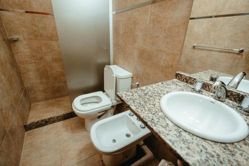 un baño con lavabo e inodoro en Departamentos Rosina II, en San Fernando del Valle de Catamarca