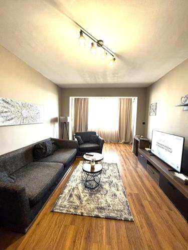 una sala de estar con un sofá y una mesa en Frankie apartment, en Varna
