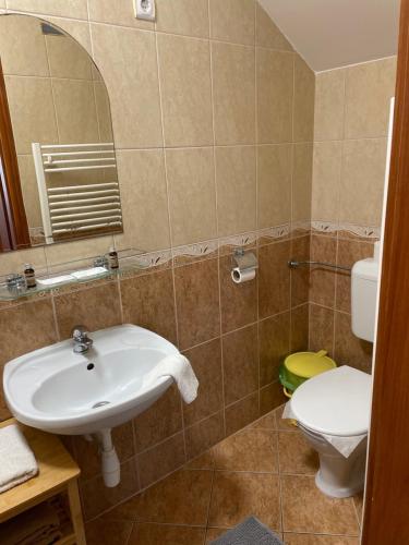 Ein Badezimmer in der Unterkunft Rózsakert Apartmanház