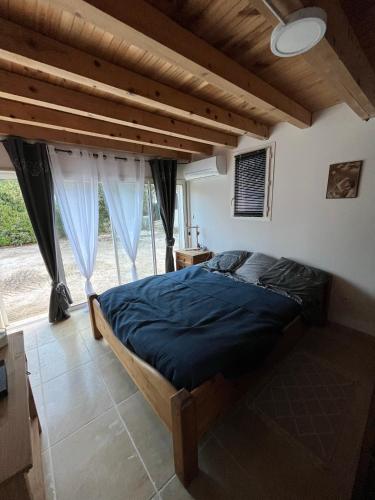 une chambre avec un lit et une grande fenêtre dans l'établissement Villa de charme 130 m2, à Vidauban