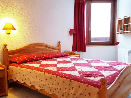 a bedroom with a bed with a quilt on it at T3 Montagne, 2 chambres, centre station, skis aux pieds - FR-1-513-38 in La Tania