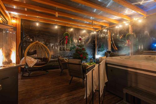 a kitchen with a christmas room with a christmas tree at Błaż Apart in Laskowa