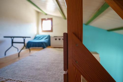 Cette chambre comprend une table et une chaise bleue. dans l'établissement L'escale des copains, au Barcarès