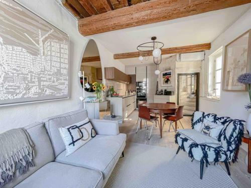 un salon avec un canapé et une table dans l'établissement Luxury Town House Centre Arles, à Arles