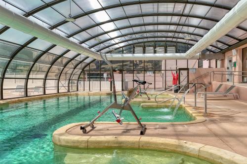 une piscine intérieure avec un plafond en verre dans l'établissement Domaine des Gueules Cassees, à La Valette-du-Var
