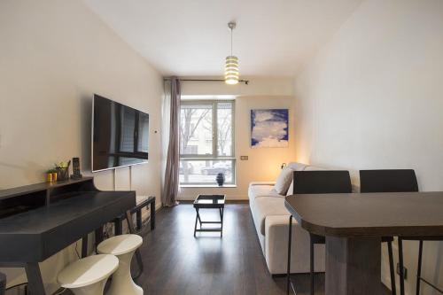 un salon avec un canapé et une table dans l'établissement Studio Etoile Foch Champs Elysées, à Paris