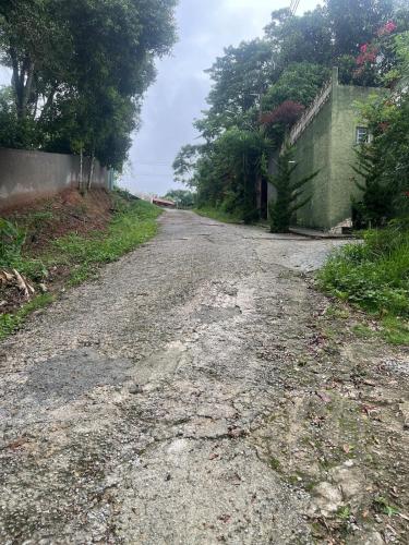 an old gravel road with a building on the side at Casa, hidro, piscina, aconchego e uma linda vista! in Mairiporã