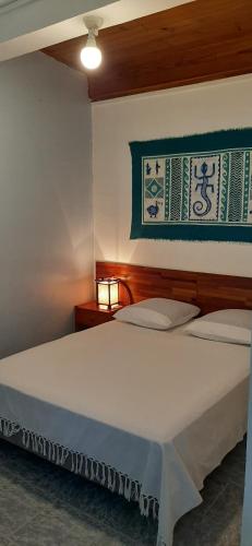 een slaapkamer met een groot wit bed in een kamer bij Appartement LONGANIS in Saint-Gilles-les-Bains