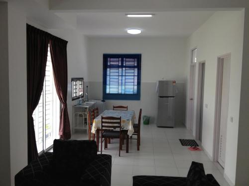 ジョホールバルにあるComfort Holiday Home @ Bukit Indahのキッチン、リビングルーム(テーブル、椅子付)