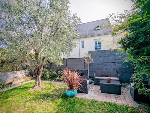 une cour avec un canapé et une clôture dans l'établissement Ma Cabane Jardin en Ville, à Rennes