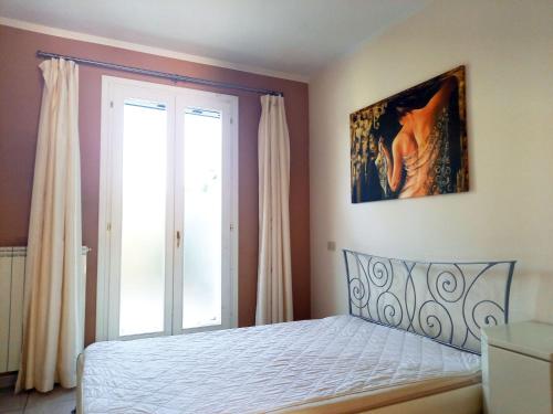 a bedroom with a bed and a window at Maria in Caleri