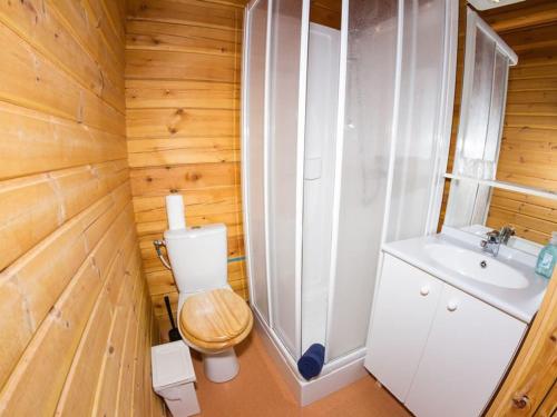 une petite salle de bain avec toilettes et lavabo dans l'établissement Chalet Mitoyen Traditionnel - 6 Chambres, Proche Pistes et Centre - La Tania, Courchevel - FR-1-513-61, à La Tania