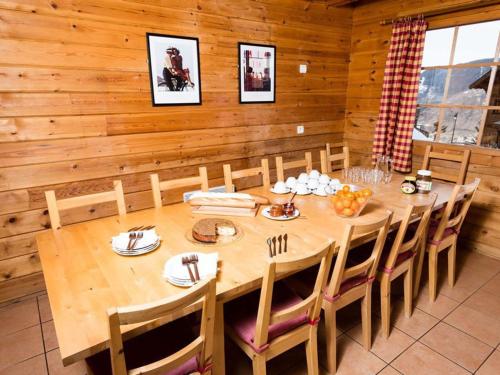 une salle à manger en bois avec une table et des chaises dans l'établissement Chalet Mitoyen Traditionnel - 6 Chambres, Proche Pistes et Centre - La Tania, Courchevel - FR-1-513-61, à La Tania