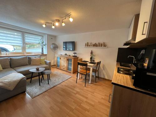 ein Wohnzimmer mit Sofa und Tisch in der Unterkunft Ferienwohnung Rösler in Niederfüllbach