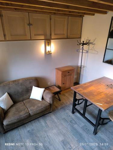 Photo de la galerie de l'établissement La tanière, T2 de 27 m² en duplex, à Écully